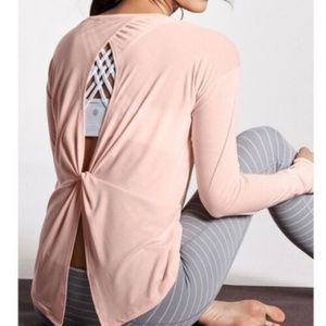 Athlete keyhole twist back top L